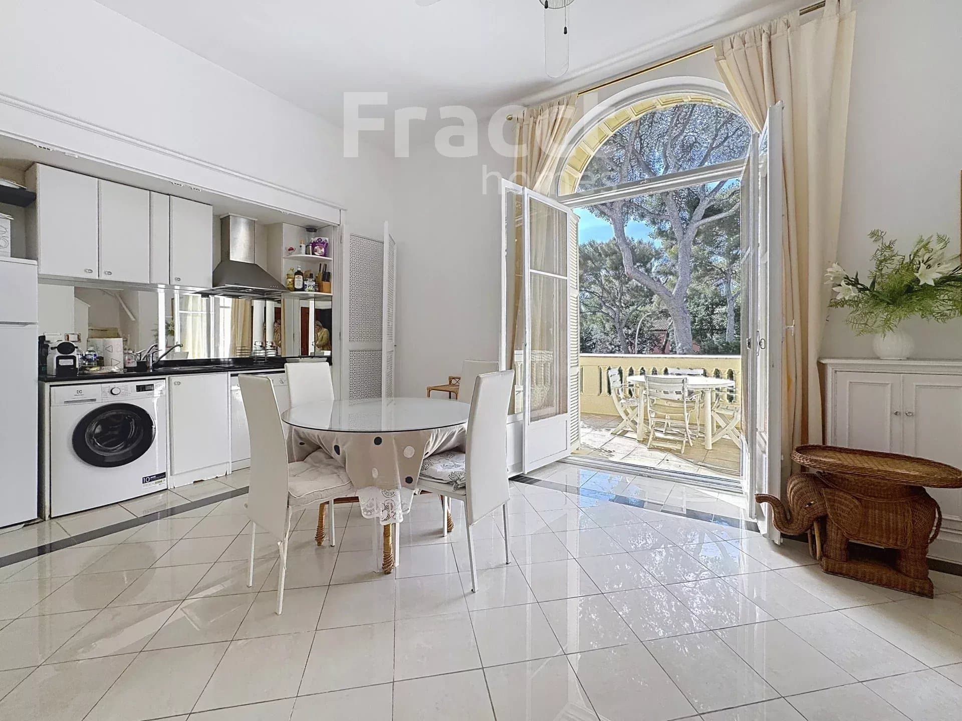 Elegant Riviera Apartment — photo 2
