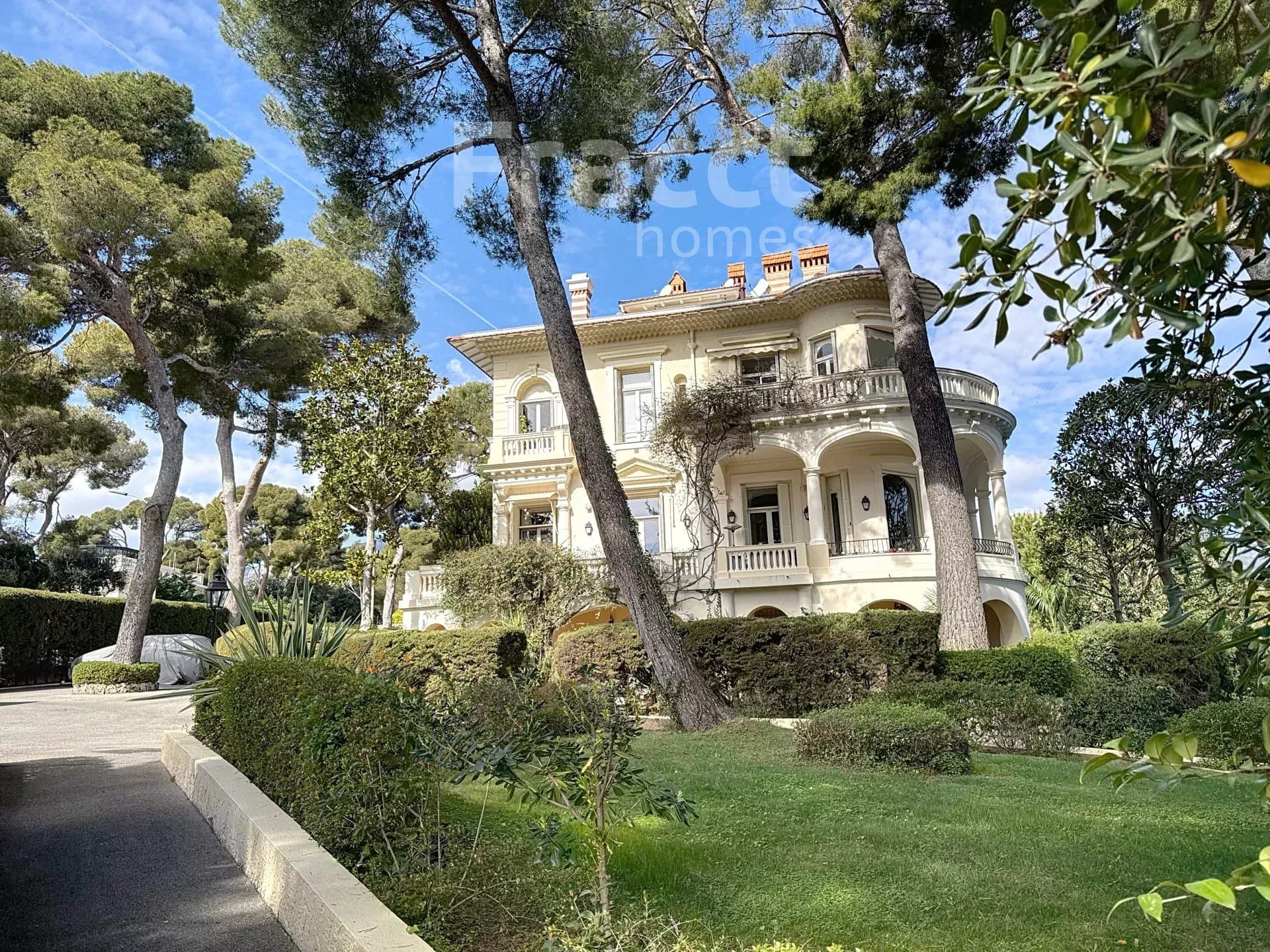 Elegant Riviera Apartment — photo 1