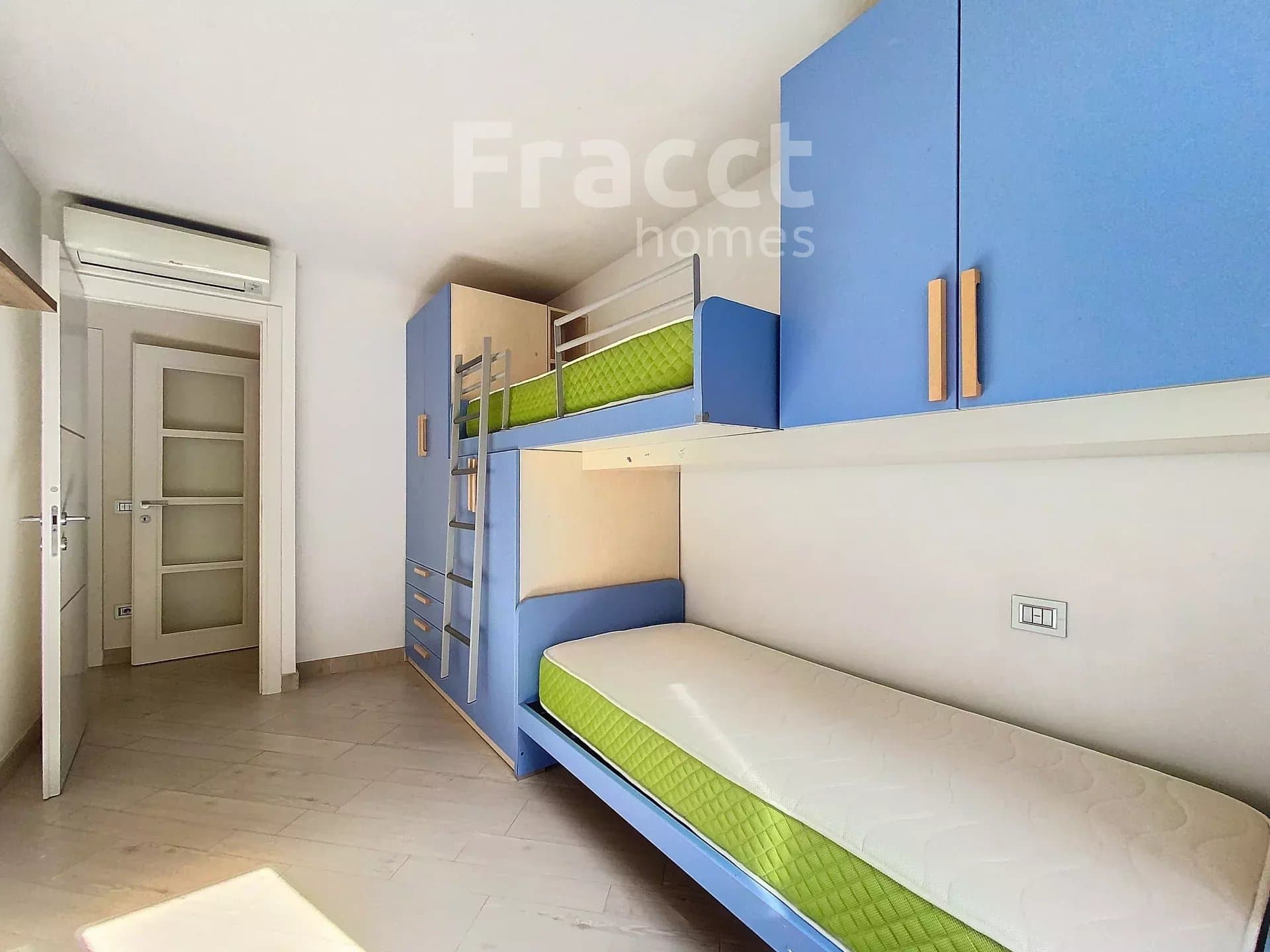 Charming Apartment with Mountain Views — photo 20