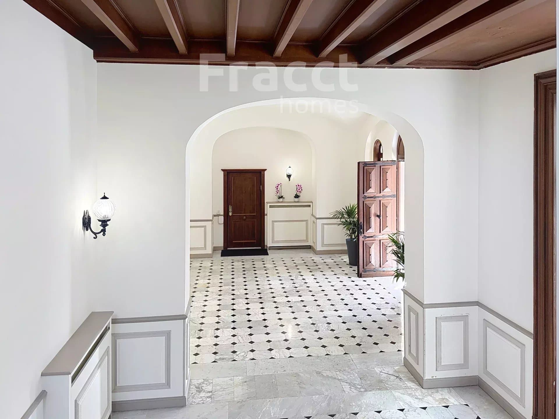 Elegant Top-Floor Apartment — photo 12