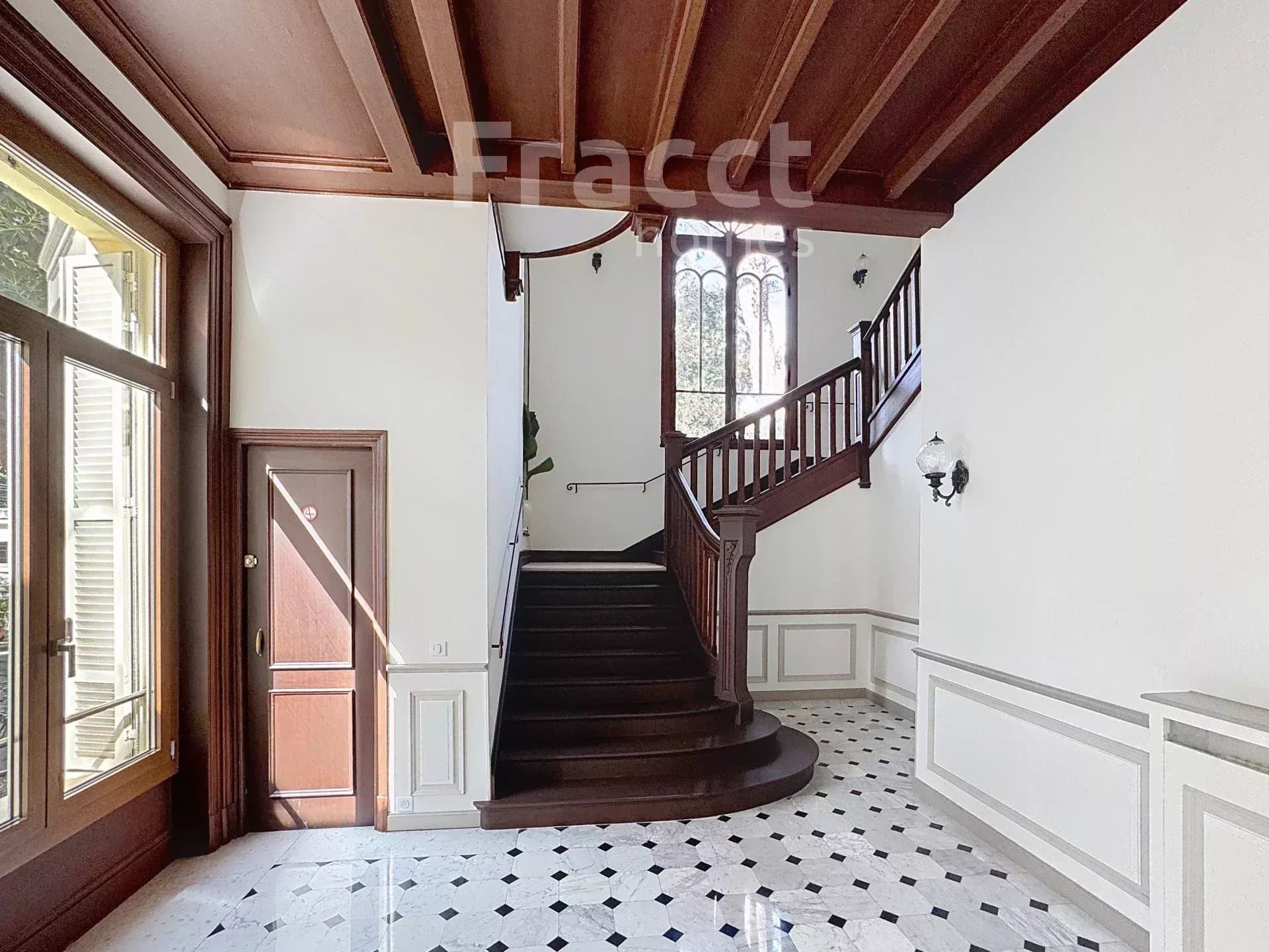 Elegant Top-Floor Apartment — photo 13
