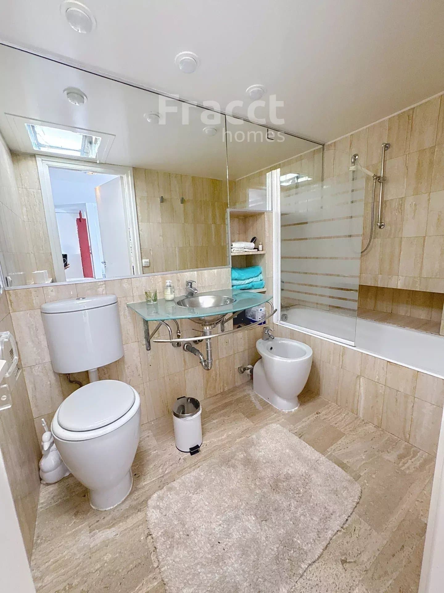 Elegant Top-Floor Apartment — photo 10