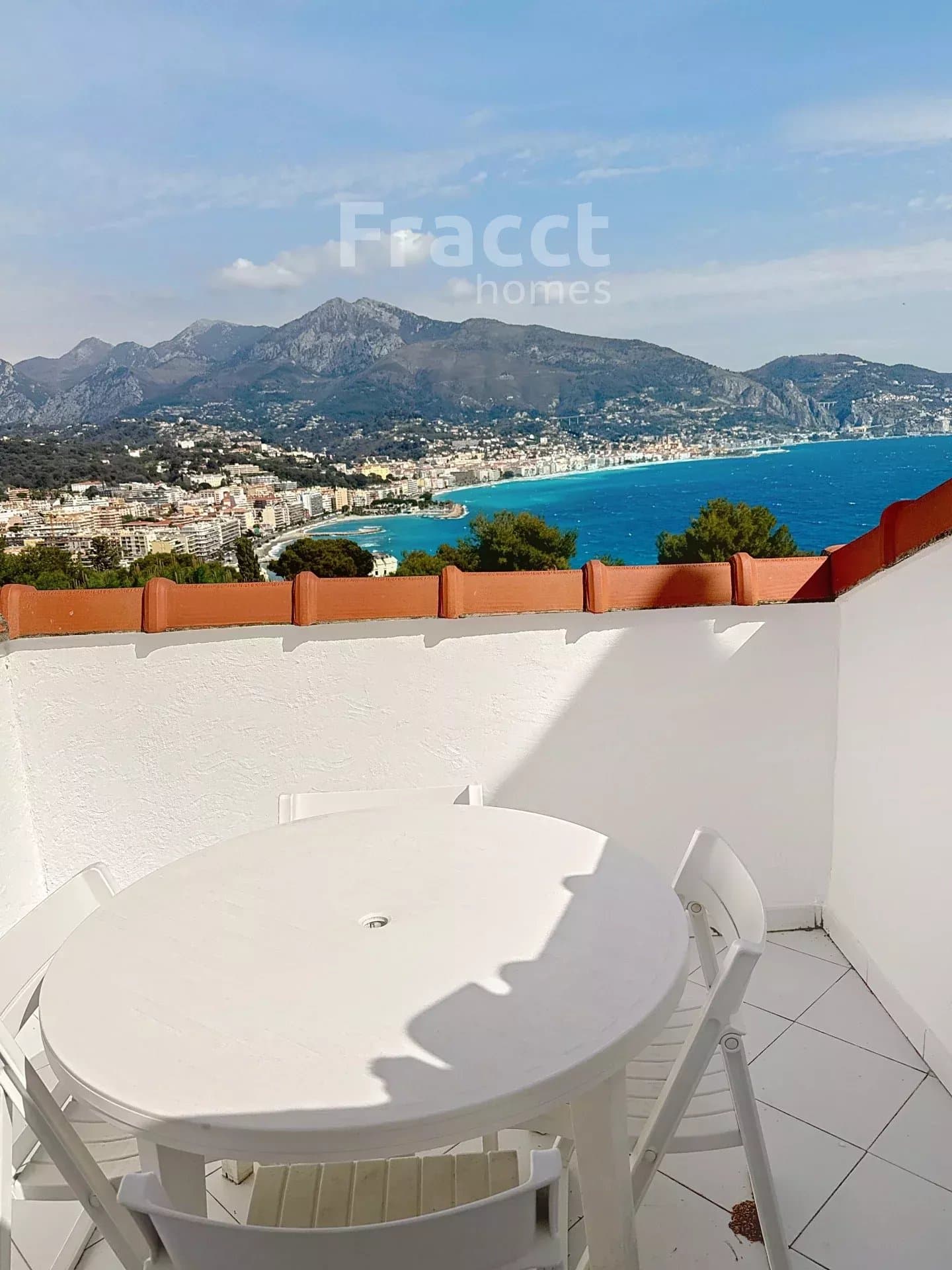 Elegant Top-Floor Apartment — photo 8