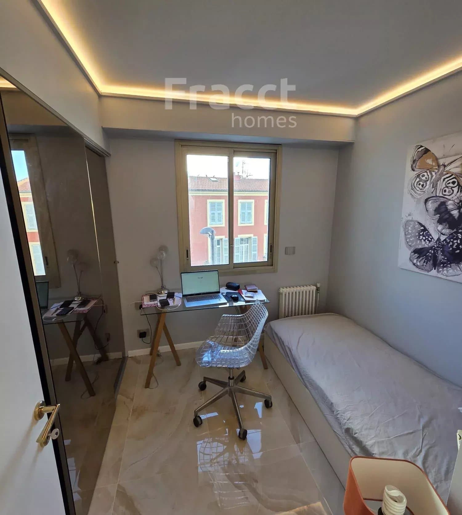 Seafront Elegant Apartment — photo 16