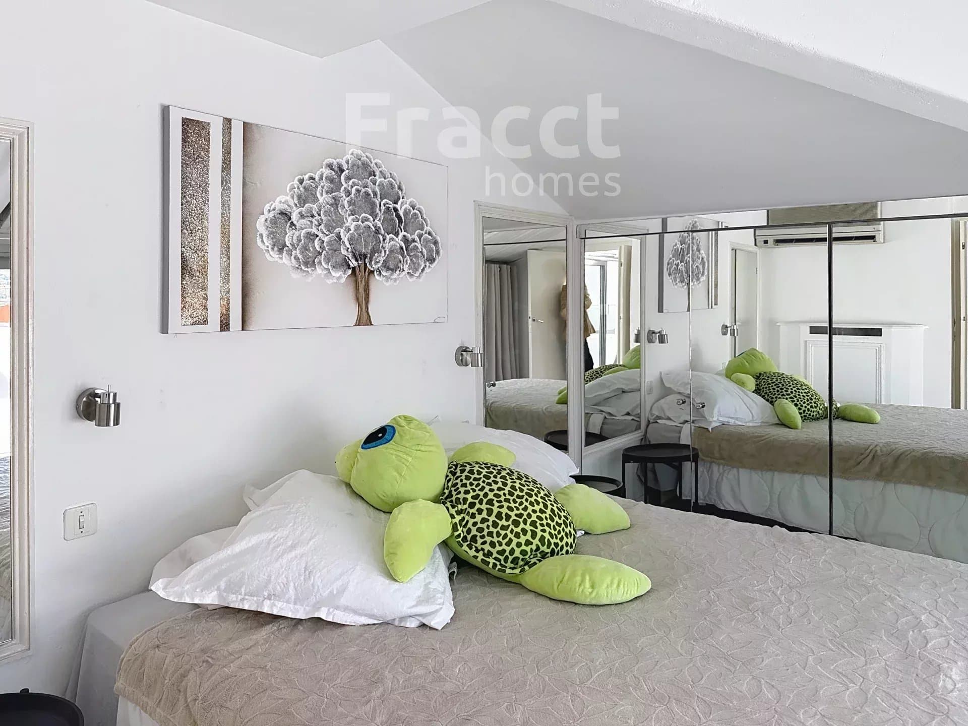 Elegant Top-Floor Apartment — photo 9