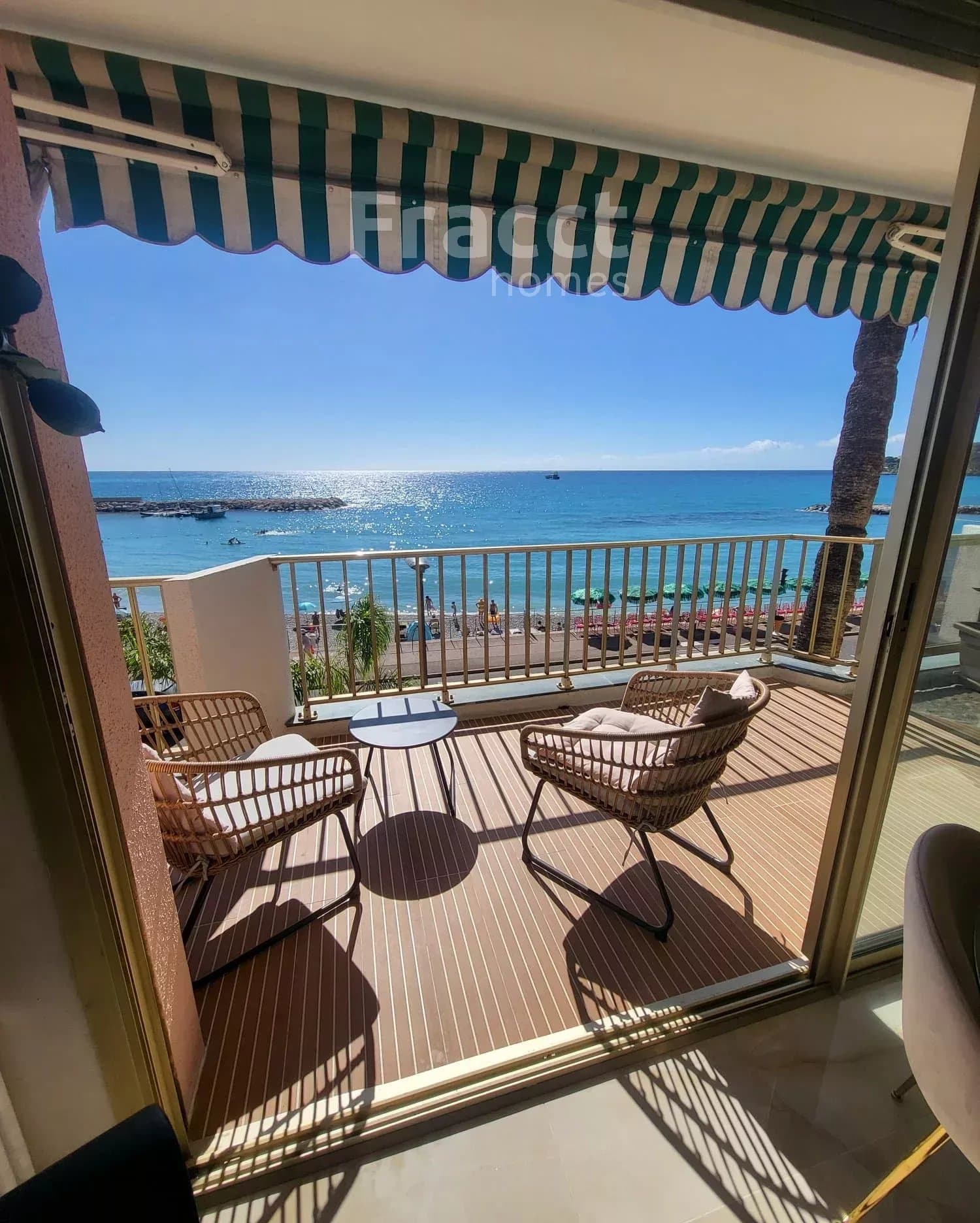 Seafront Elegant Apartment — photo 1