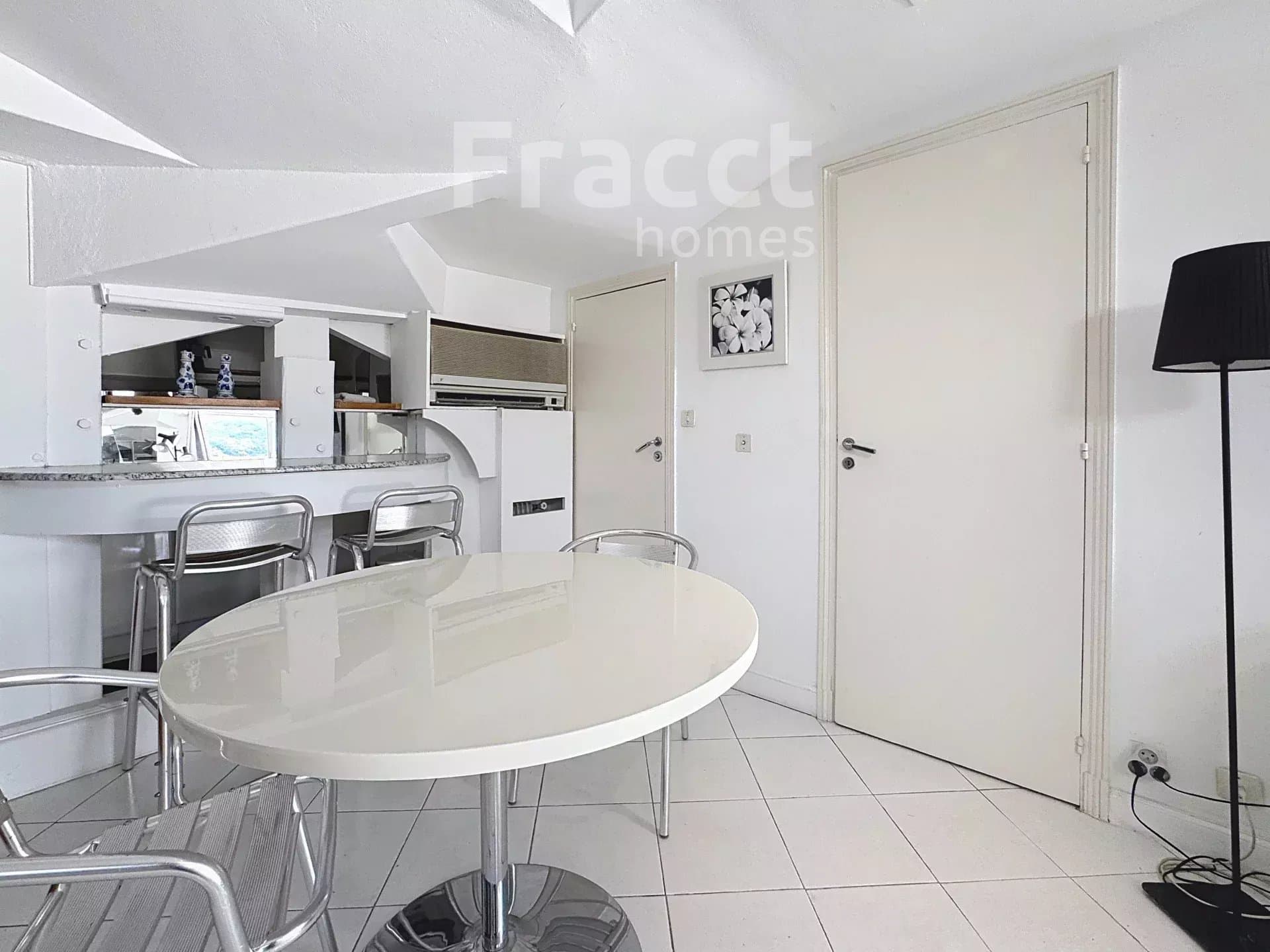 Elegant Top-Floor Apartment — photo 5