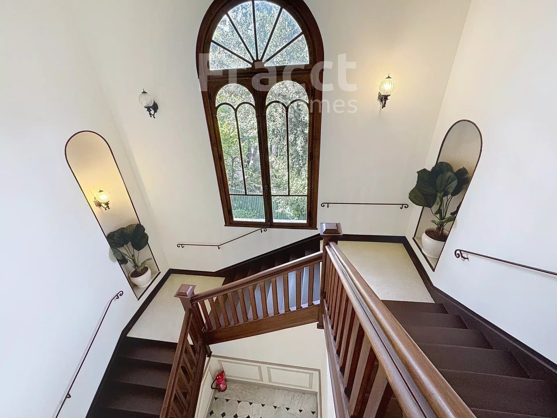 Elegant Top-Floor Apartment — photo 14