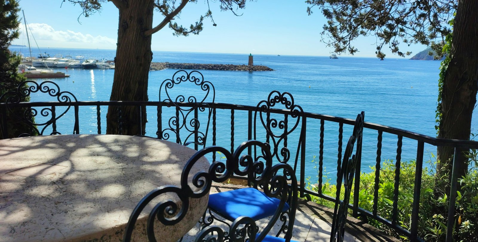 Furnished apartment terrace overlooking the sea on the French Riviera